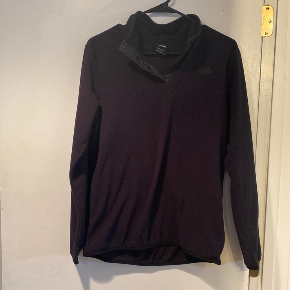 Medium north face pull over. Gently used. Like new